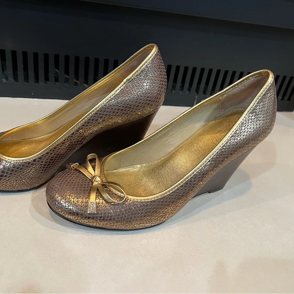 Women Coach shoes, closed toe gold wedge - Picture 4 of 4
